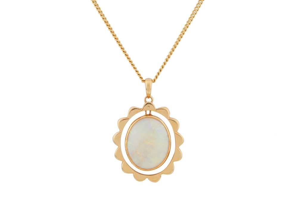 Lot 150 - An opal pendant necklace
