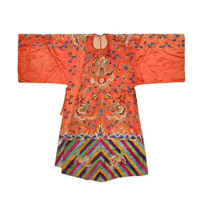 Lot 394 - A Chinese silk embroidered 'dragon' robe, Late Qing dynasty