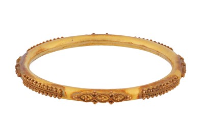Lot 12 - A bangle