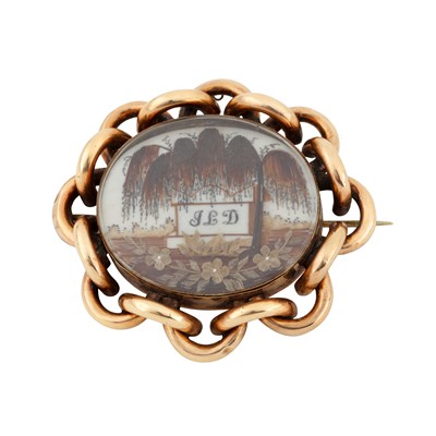 Lot 32 - A memorial brooch