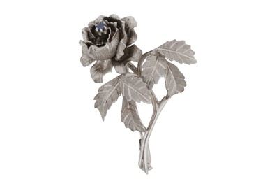 Lot 67 - A sapphire rose brooch