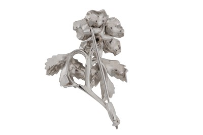 Lot 67 - A sapphire rose brooch