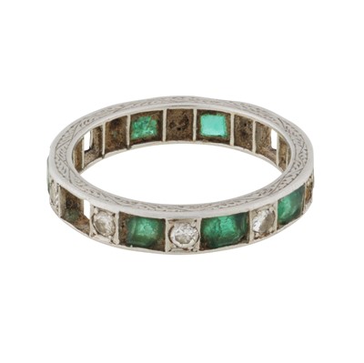 Lot 349 - An emerald and diamond eternity ring
