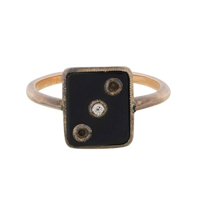 Lot 34 - An onyx and sapphire ring