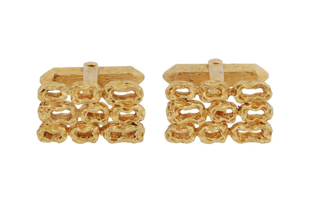 Lot 492 - A pair of abstract cufflinks