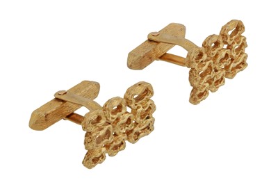 Lot 492 - A pair of abstract cufflinks