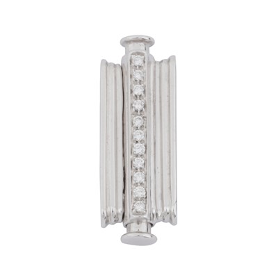 Lot 389 - A diamond push clasp