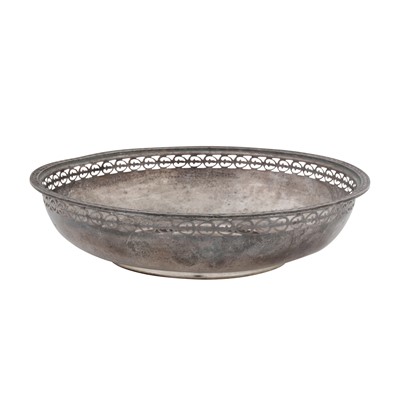 Lot 569 - A George V sterling silver bowl, Sheffield 1931 by Walker and Hall