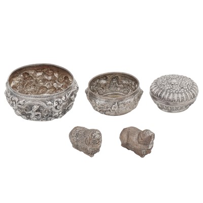 Lot 575 - A mixed group of mid-20th century Thai and Cambodian unmarked silver