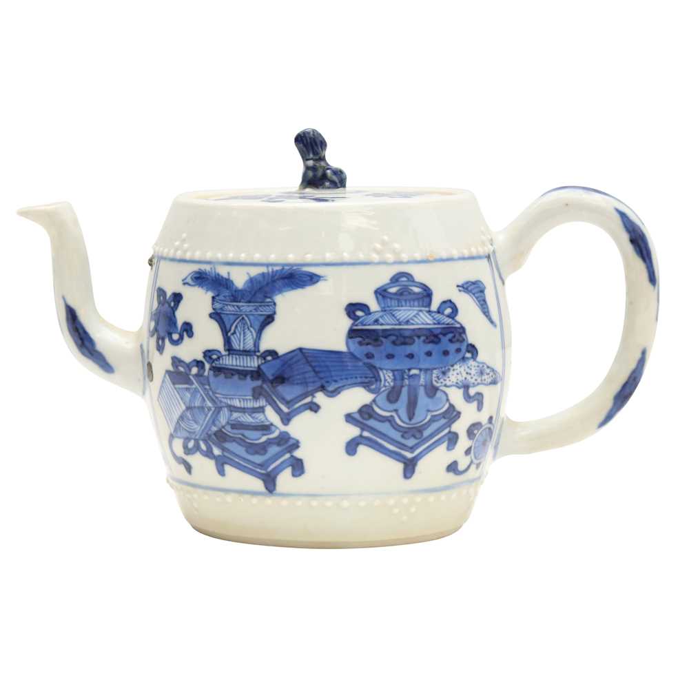 Lot 5 - A Chinese blue and white teapot and cover, Qing dynasty, Kangxi period