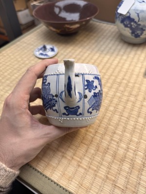 Lot 5 - A Chinese blue and white teapot and cover, Qing dynasty, Kangxi period