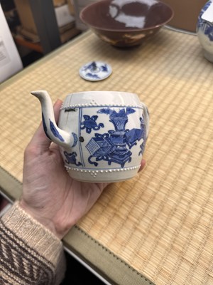 Lot 5 - A Chinese blue and white teapot and cover, Qing dynasty, Kangxi period