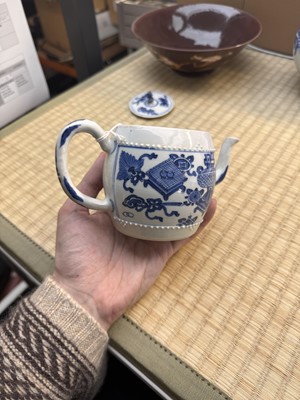 Lot 5 - A Chinese blue and white teapot and cover, Qing dynasty, Kangxi period