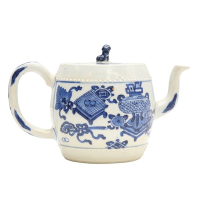 Lot 5 - A Chinese blue and white teapot and cover, Qing dynasty, Kangxi period