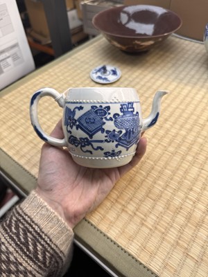 Lot 5 - A Chinese blue and white teapot and cover, Qing dynasty, Kangxi period