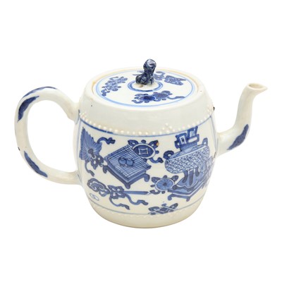 Lot 5 - A Chinese blue and white teapot and cover, Qing dynasty, Kangxi period