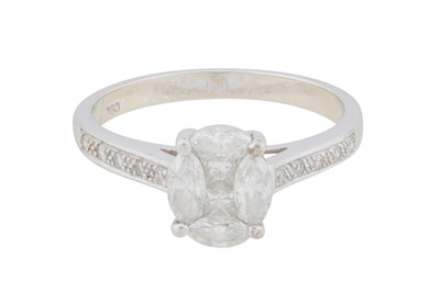 Lot 210 - A diamond cluster ring