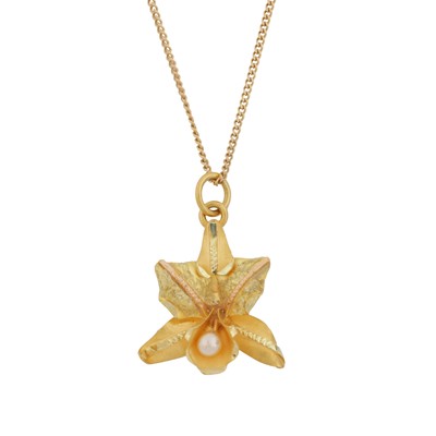 Lot 174 - A flower pendant necklace