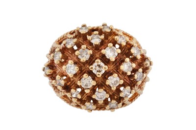 Lot 270 - A diamond dress ring