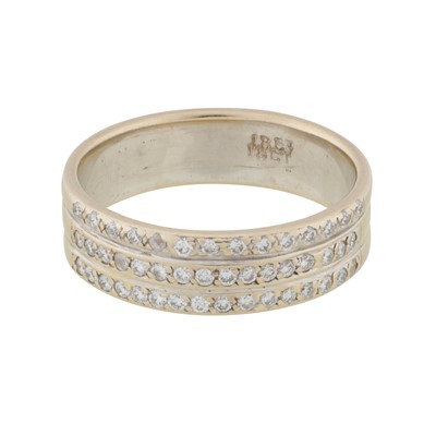 Lot 400 - A diamond band