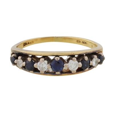 Lot 78 - A sapphire and diamond ring