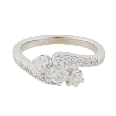 Lot 390 - A diamond cross over ring
