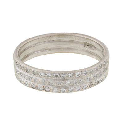 Lot 388 - A diamond band