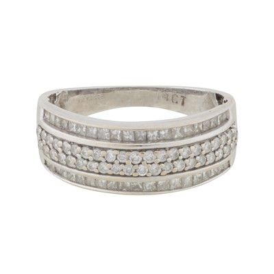 Lot 386 - A diamond band