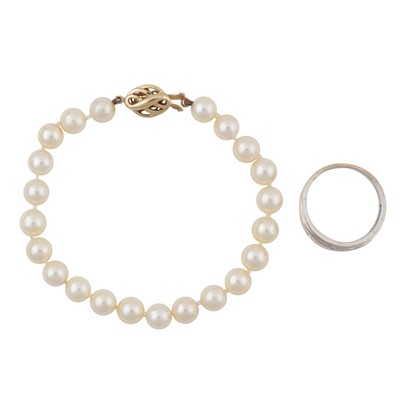 Lot 368 - A diamond ring and a pearl bracelet