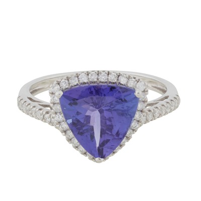 Lot 337 - A tanzanite and white sapphire ring