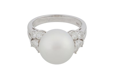 Lot 204 - A pearl & diamond ring