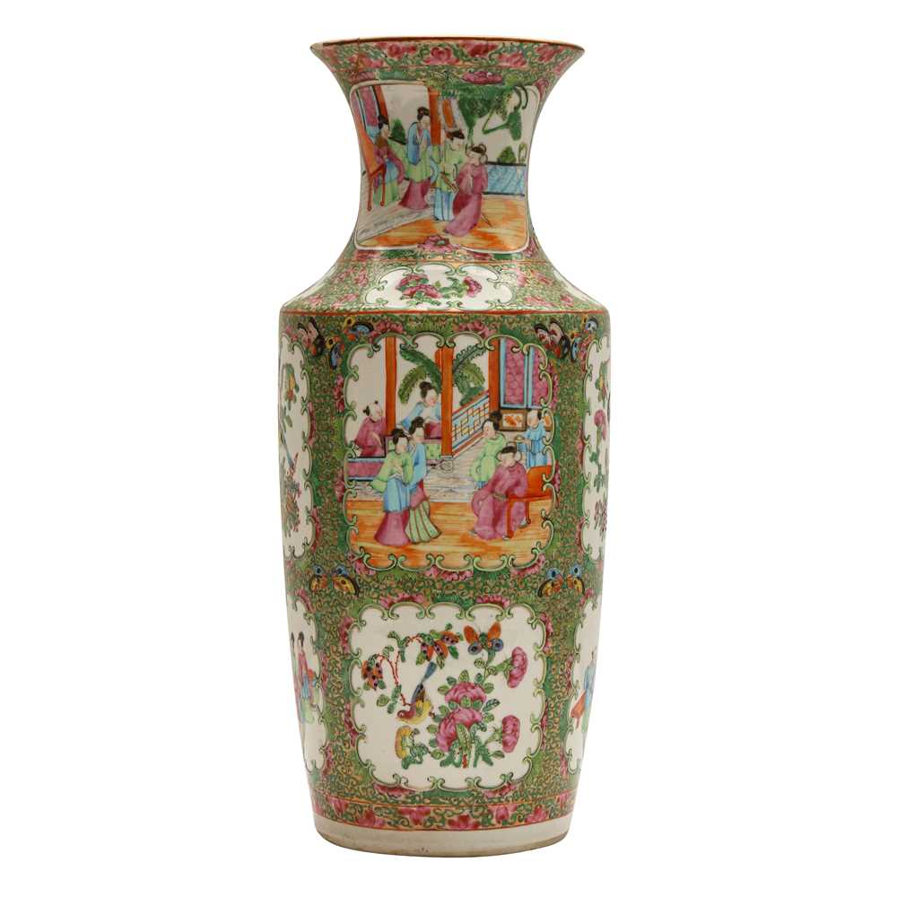 Lot 493 - A Chinese Canton famille-rose vase, Qing dynasty, 19th century