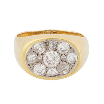 Lot 352 - A diamond cluster ring