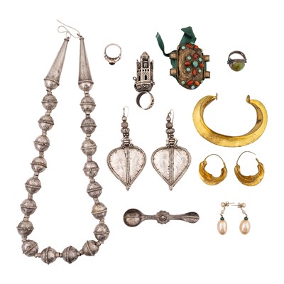Lot 283 - A collection of silver and costume jewellery