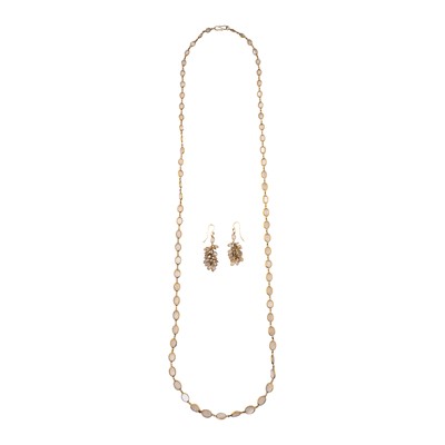 Lot 193 - A moonstone necklace and earrings suite