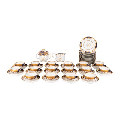Lot 26 - A Mottahedeh porcelain Nelson Rockefeller collection 'Golden Butterfly' pattern dinner service
