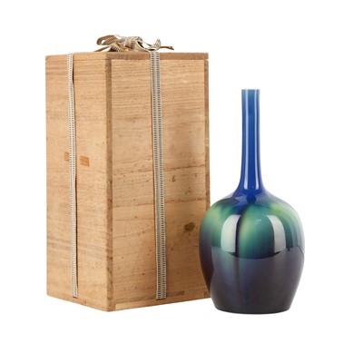Lot 22 - A Japanese Kutani vase by Tokuda Yasokichi III (1933-2009), Showa-Heisei era, 20th century