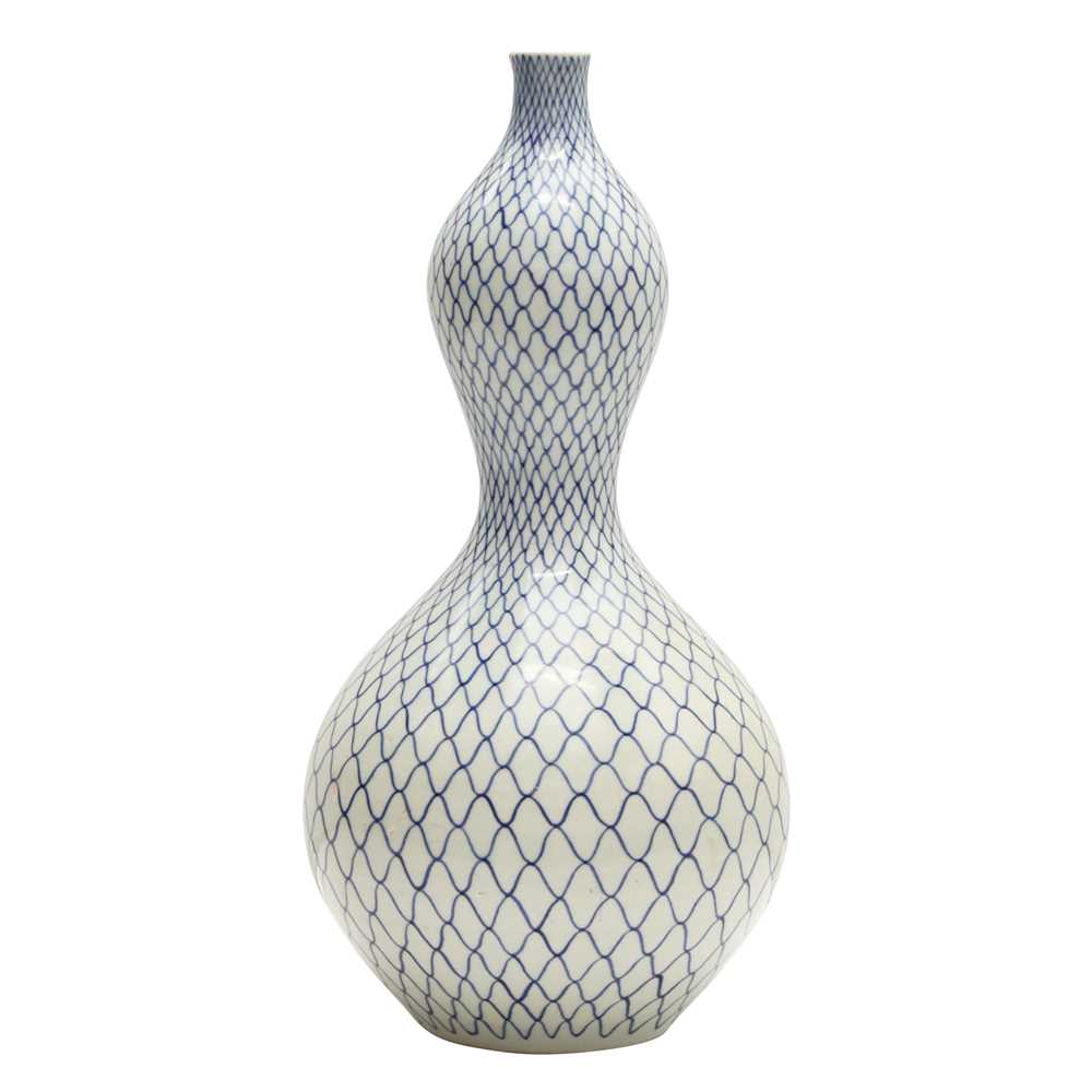 10 - A Japanese Arita blue and white 'fishnet' vase, Edo period, 18th century