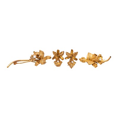 Lot 247 - Pearl brooches and earrings suite