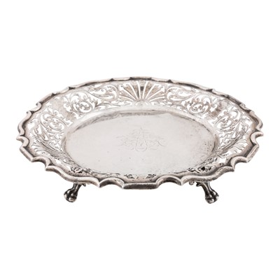 Lot 586 - An Edwardian sterling silver footed dish, Chester 1907 by Walker and Hall