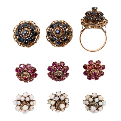 Lot 251 - A metamorphic gem set ring and earrings suite