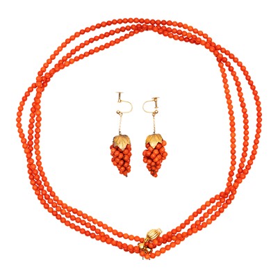 Lot 51 - A coral necklace and earrings suite