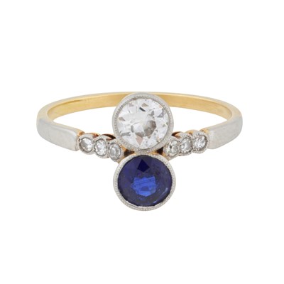 Lot 39 - A sapphire and diamond ring