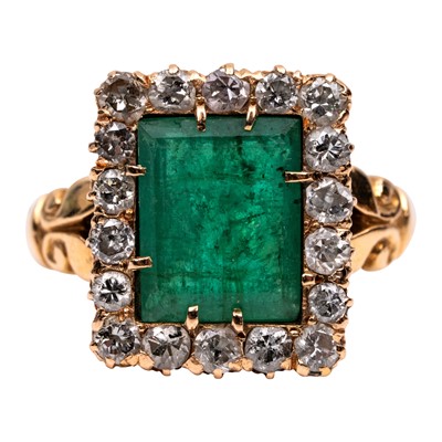 Lot 94 - An emerald and diamond halo ring