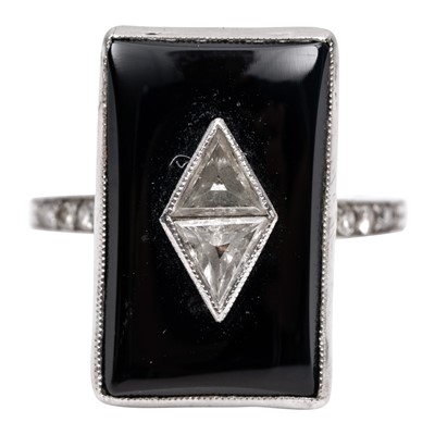 Lot 37 - An onyx and diamond ring