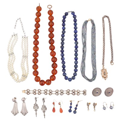 Lot 104 - A collection of jewellery