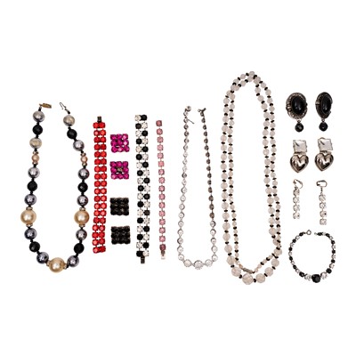 Lot 273 - A collection of costume jewellery