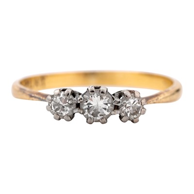 Lot 269 - A diamond three stone ring