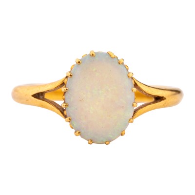 Lot 124 - An opal single stone ring