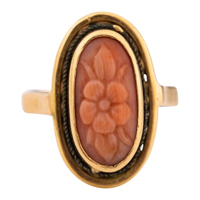 Lot 42 - A carved coral ring